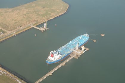 Un navire à quai dans le quatrième port pétrolier d'Europoort, à Rotterdam