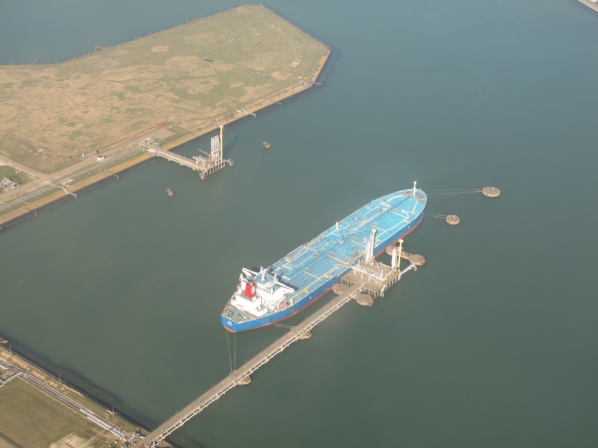 Un navire à quai dans le quatrième port pétrolier d'Europoort, à Rotterdam