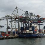 Portique à conteneurs dans le port de Rotterdam
