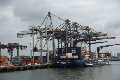 Portique à conteneurs dans le port de Rotterdam