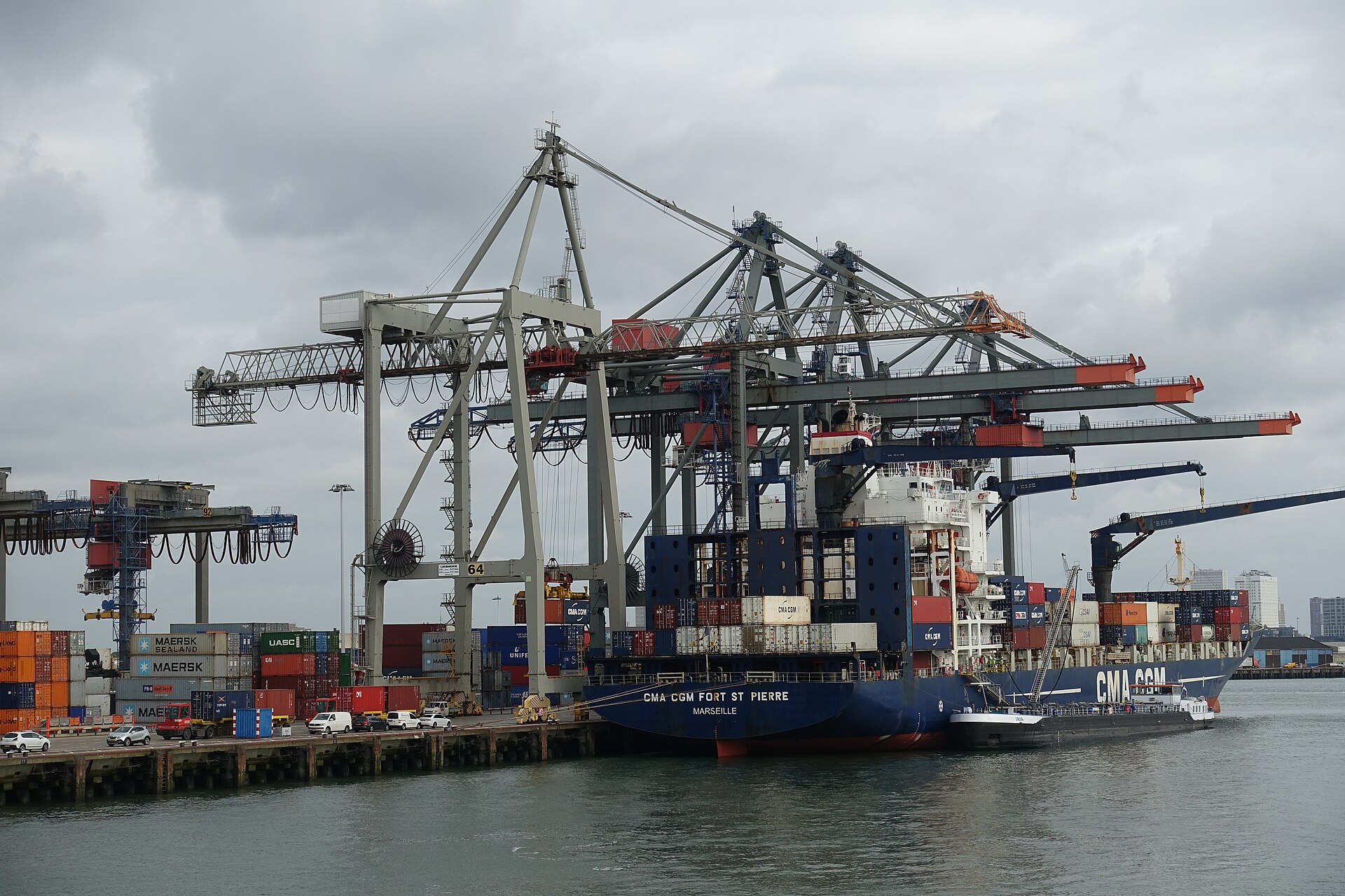 Portique à conteneurs dans le port de Rotterdam